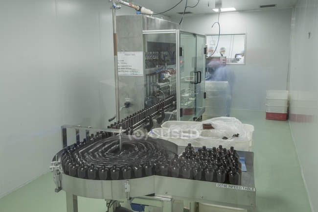 Frascos de medicina marrón en cinta transportadora - foto de stock