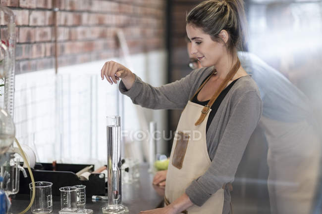 Frau arbeitet mit Flüssigkeit — Stockfoto