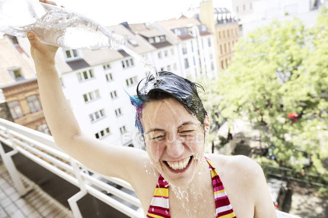 Портрет сміється жінка на балконі душа себе з водою — стокове фото