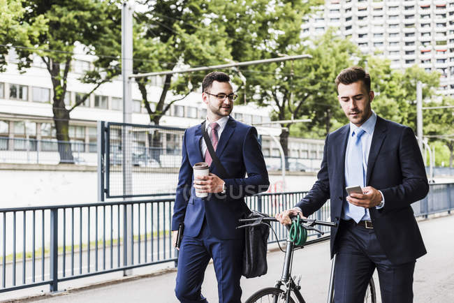 Geschäftsleute gehen mit dem Fahrrad — Stockfoto