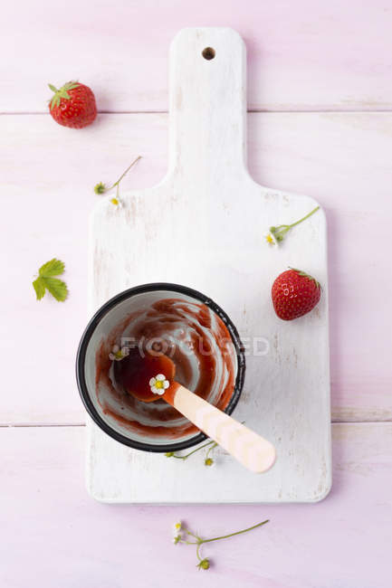Empty strawberry jam — Stock Photo