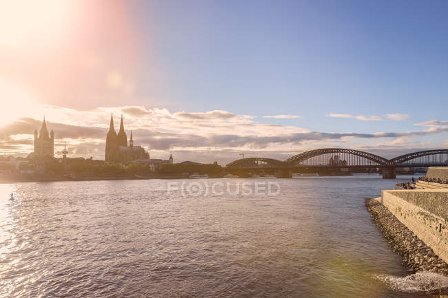 Allemagne, Cologne, vue sur la ville avec le Rhin au premier plan au crépuscule du soir — Photo de stock