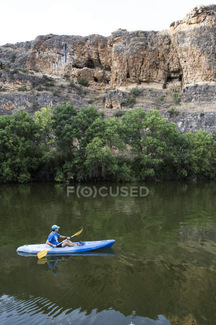Spagna, Segovia, L'uomo in canoa a Las Hoces del Rio Duraton — Foto stock