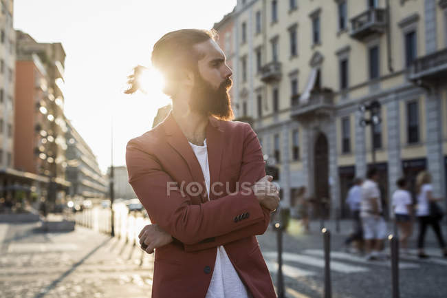 Hombre de pie en la calle en la ciudad - foto de stock