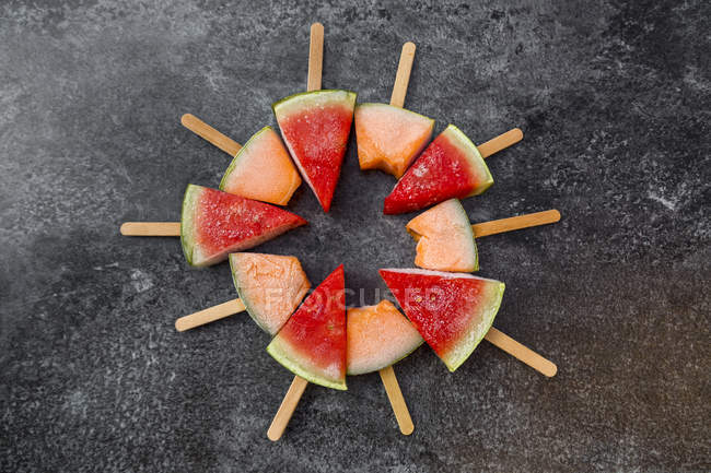 Popsicles de pastèque et de melon de roche — Photo de stock