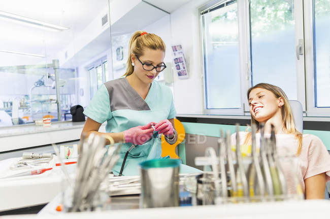 Dentista preparando dente polonês para o paciente — Fotografia de Stock