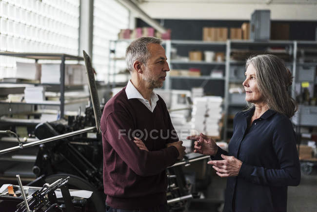 Seniorin und Mann im Gespräch — Stockfoto