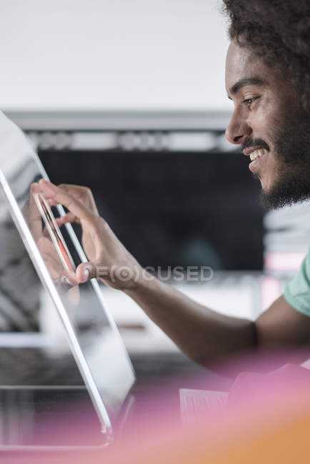 Homem trabalhando no computador futurista — Fotografia de Stock