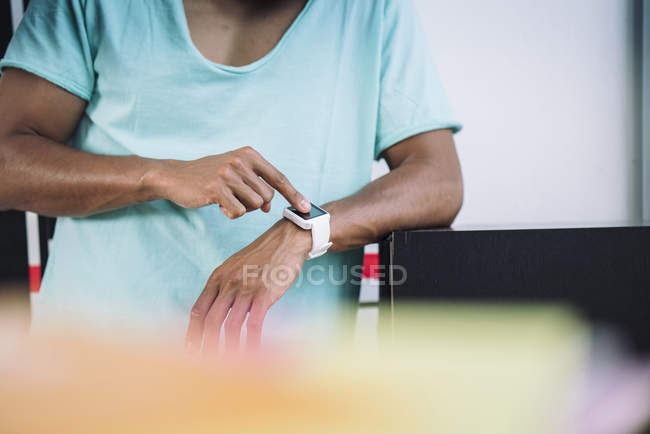 Mann benutzt Smartwatch — Stockfoto