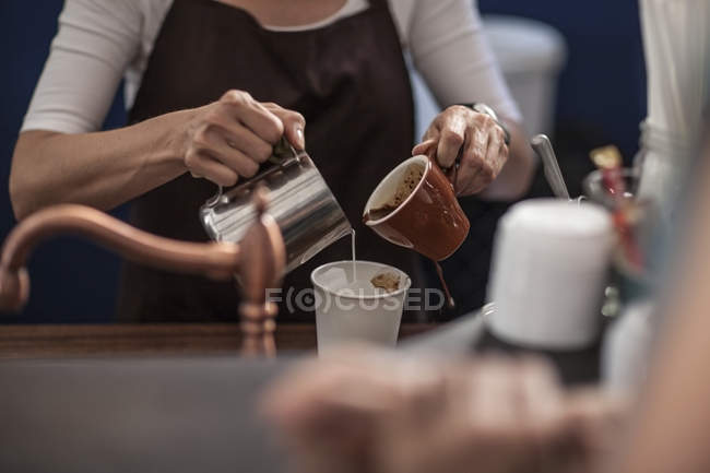 Barista preparing iced coffee — Stock Photo