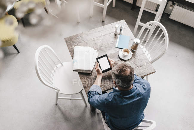 Älterer Mann sitzt im Café — Stockfoto