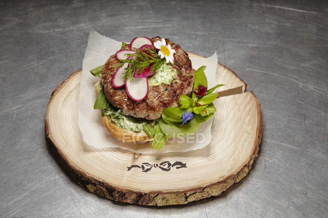 Альпийский гамбургер с салатом из дикой травы — стоковое фото