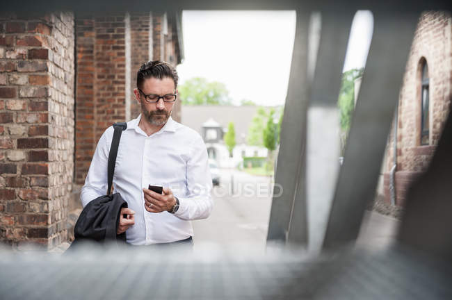 Geschäftsmann am Handy — Stockfoto