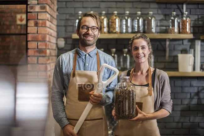 Mann und Frau halten Glas — Stockfoto