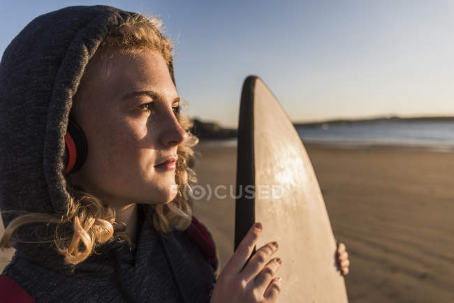 Дівчина-підліток на пляжі з дошкою для серфінгу — стокове фото
