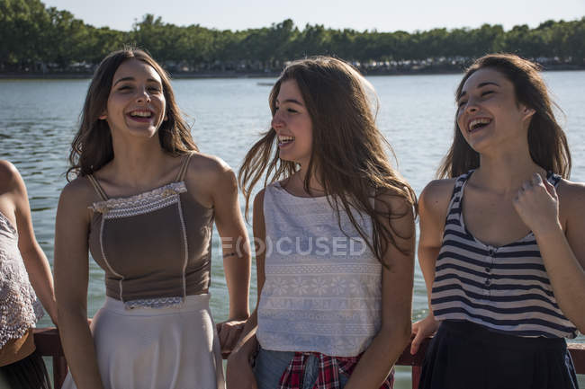 Ridere amici divertendosi insieme — Foto stock