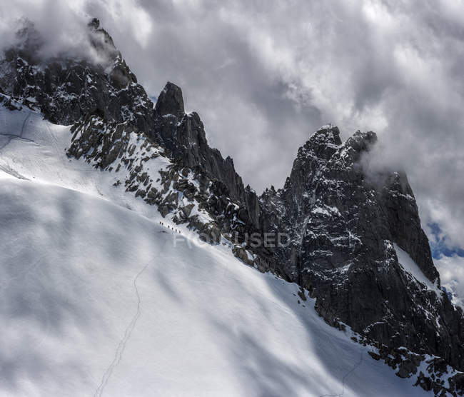France, Chamonix, Alps, Petit Aiguille Vert, group of mountaineers — Stock Photo