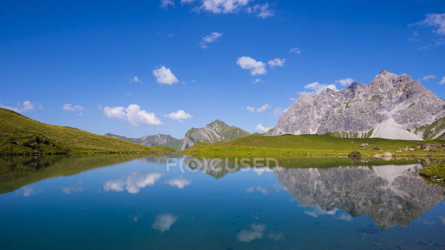 Germania, Baviera, Allgaeu, Alpi di Allgaeu, Valle dell'Oy, Lago Eissee, Montagna Grosser Wilder sullo sfondo — Foto stock
