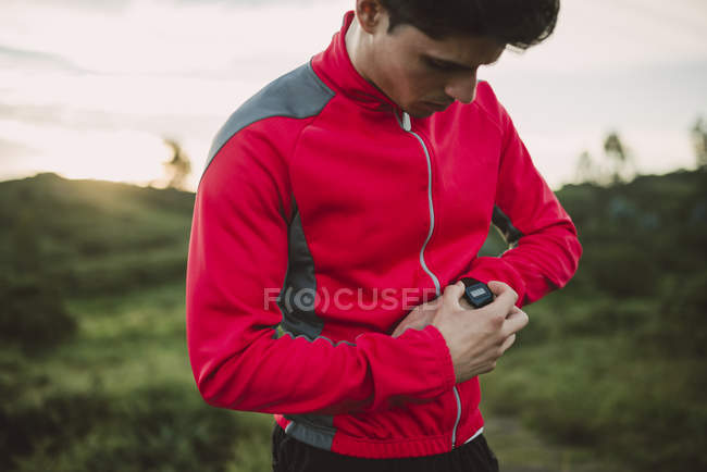 Trail бігун людина перевірка дивитися — стокове фото