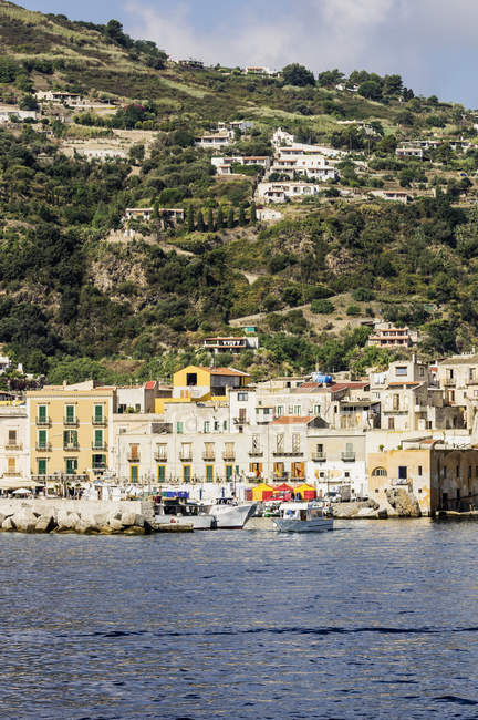 Italien, Sizilien, Lipari, Hafen mit Booten und Gebäuden an Land — Stockfoto