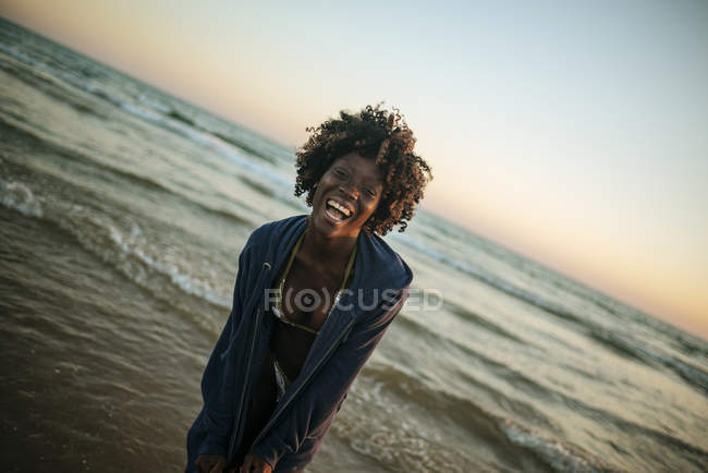 Feliz joven en el paseo marítimo - foto de stock