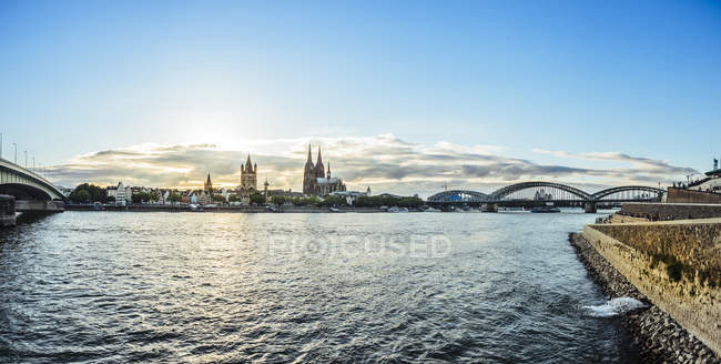 Allemagne, Cologne, vue sur la ville avec le Rhin au premier plan — Photo de stock