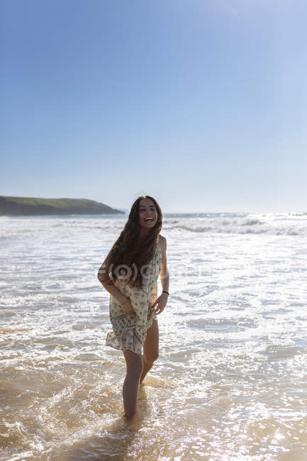 Aviles, Asturies, Espagne, jeune femme sur la plage — Photo de stock