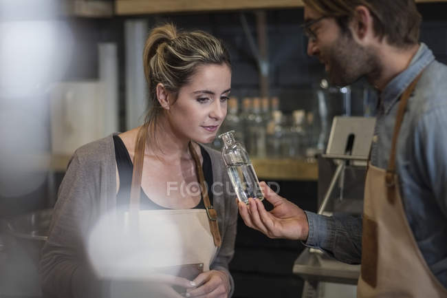 Kollegen riechen nach Flüssigkeit — Stockfoto