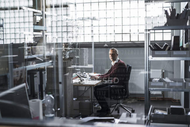 Reifer Mann mit Laptop — Stockfoto