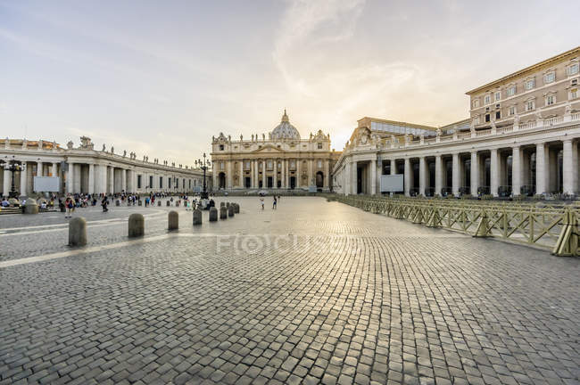 Italia, Roma, veduta della Basilica di San Pietro e Piazza San Pietro in Vaticano — Foto stock