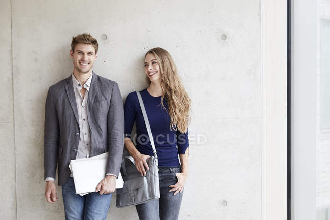 Paar steht vor Betonwand — Stockfoto