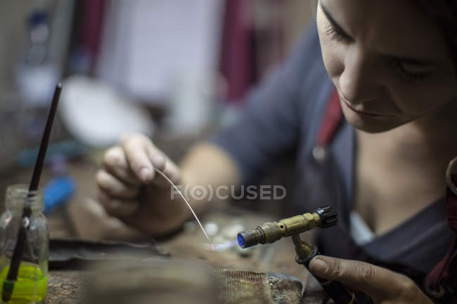 Primo piano vista di orafo che lavora su gioielli in officina — Foto stock