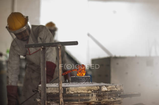 Людина в кузні кування металу — стокове фото