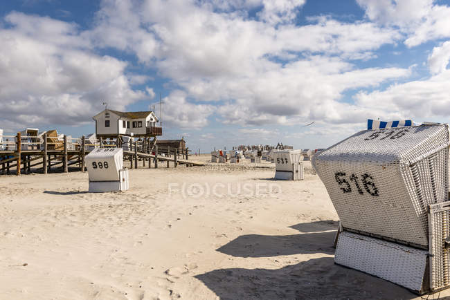 Stilt house and hooded beach — Stock Photo