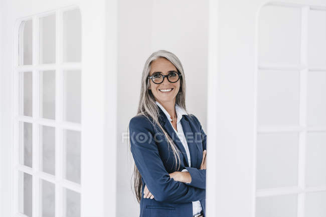 Retrato de una mujer de negocios sonriente - foto de stock