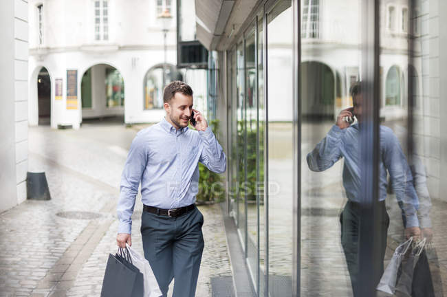 Junger Mann mit Einkaufstüten — Stockfoto