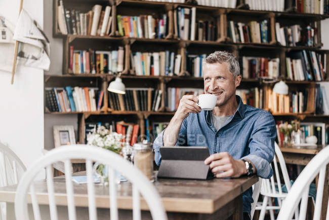 Mann sitzt mit digitalem Tablet im Café — Stockfoto