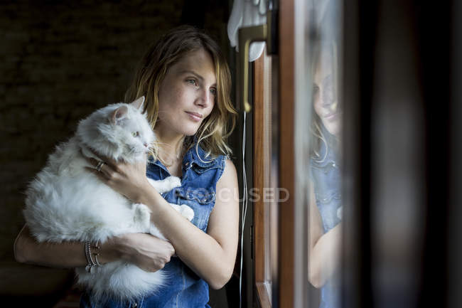 Femme souriante avec chat — Photo de stock