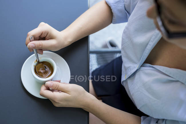 Geschäftsfrau sitzt im Café im Freien — Stockfoto