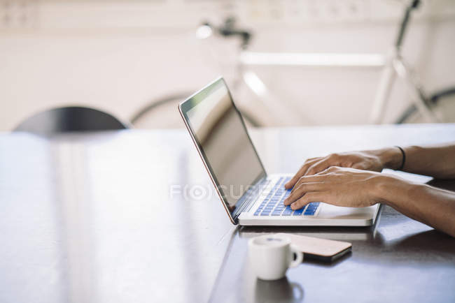 Mann arbeitet am Laptop — Stockfoto