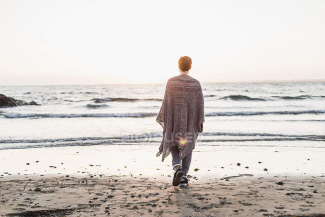 Vieille femme sur la côte maritime à Finistère de Bretagne, péninsule de Crozon, France — Photo de stock