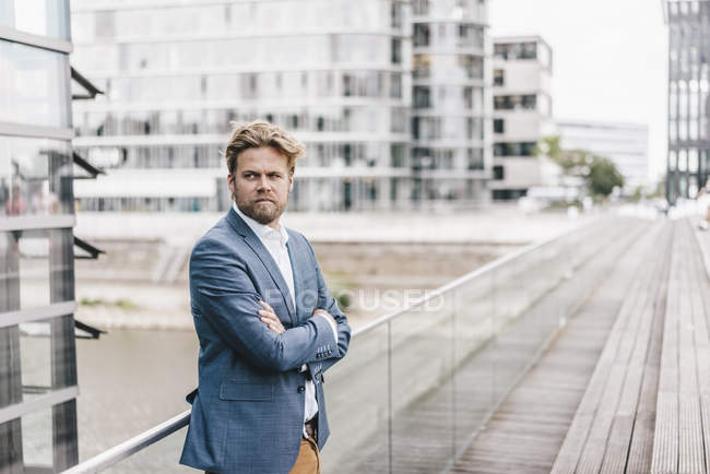 Geschäftsmann steht auf Brücke — Stockfoto