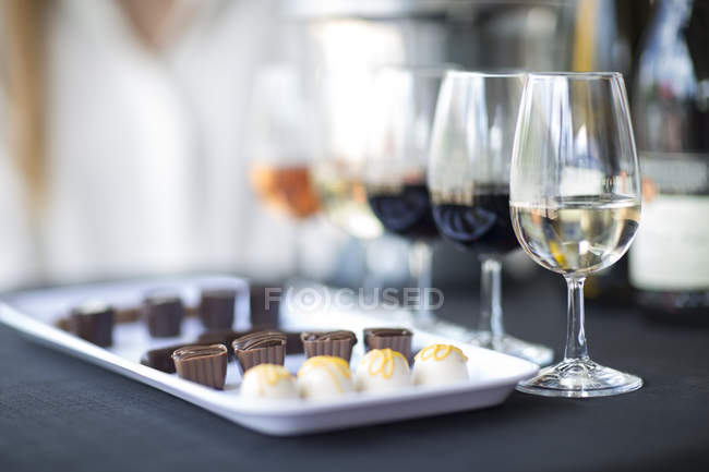 Degustación de vino con chocolates - foto de stock