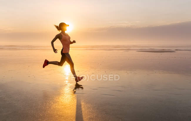 Mujer Corriendo En La Playa Al Atardecer Vacaciones Entrenamiento Fisico Stock Photo 173752864