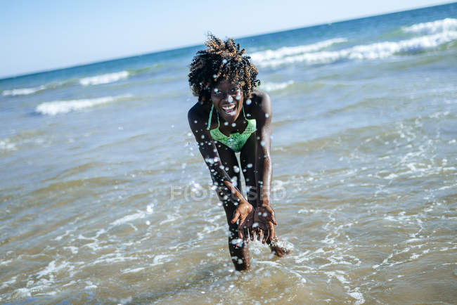 Mulher salpicando na beira-mar — Fotografia de Stock