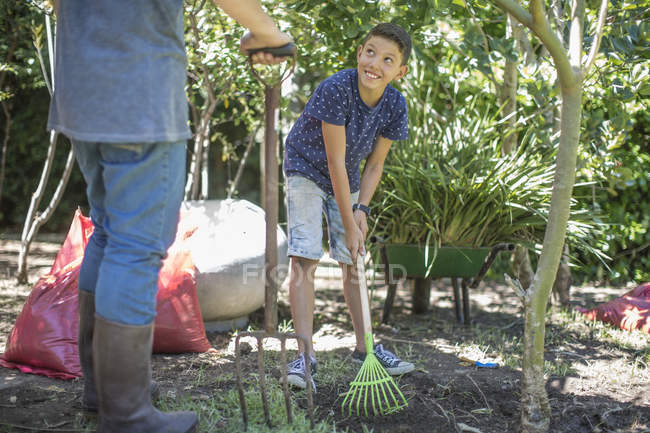 Père et fils travaillant ensemble dans le jardin — Photo de stock