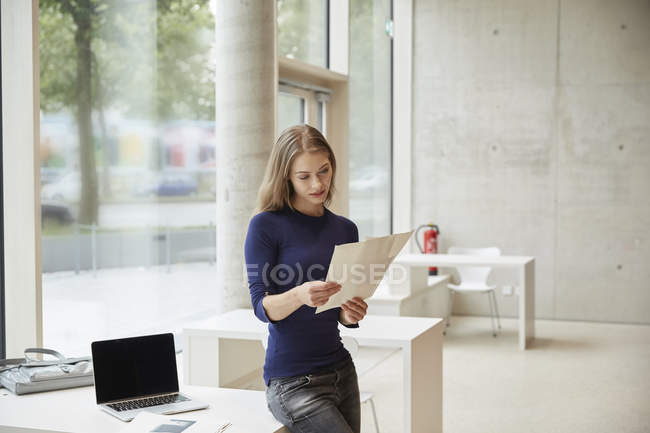 Frau schaut sich Dokumente an — Stockfoto