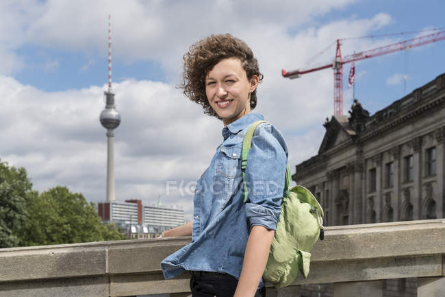 Germania, Berlino, ritratto di una giovane donna sorridente davanti al Bode Museum — Foto stock