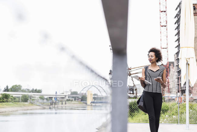 Geschäftsfrau läuft am Flussufer — Stockfoto