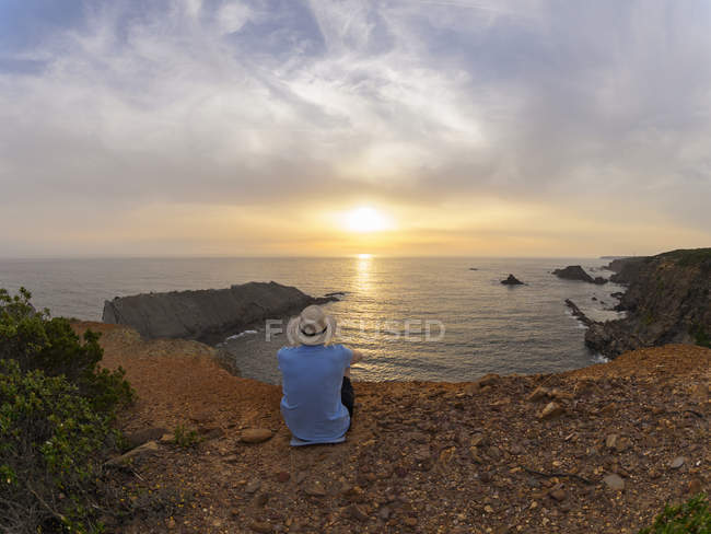 Senior man watching sunset — Stock Photo
